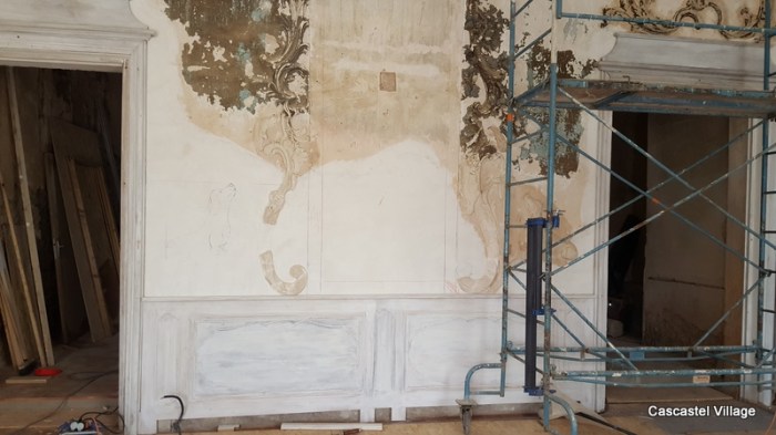 Le lambris côté miroir est en place