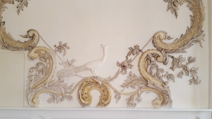 Une discrète touche de couleur autour du paon