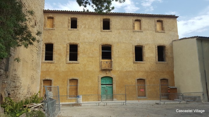 La façade dégagée de l'échafaudage, avec grilles et balcon