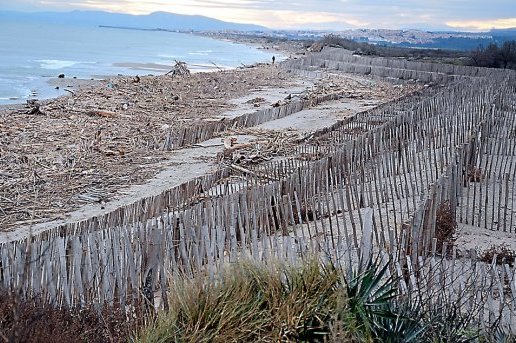 2014-12-10-la-plage-des-cabanes-a-particulierement-souffert-des-tonnes