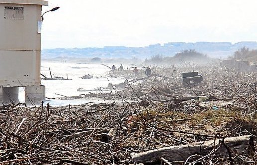 2014-12-24-la-plage-offrait-un-paysage-de-desolation-au-lendemain-des