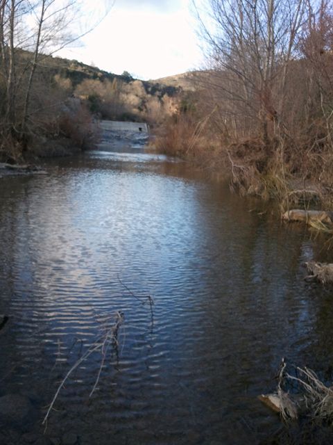 Plan d'eau dégagé sous le barrage