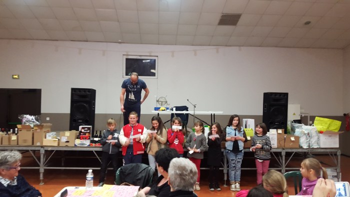 Les enfants citent les commerçants partenaires du Loto