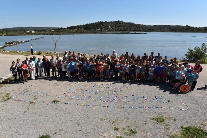 Photo de groupe devant l'étang de Peyriac, 130 enfants, du CE2 à la 4ème