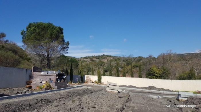 Mercredi 21 Mars, pose des bordures, l'entourage extérieur est bien avancé