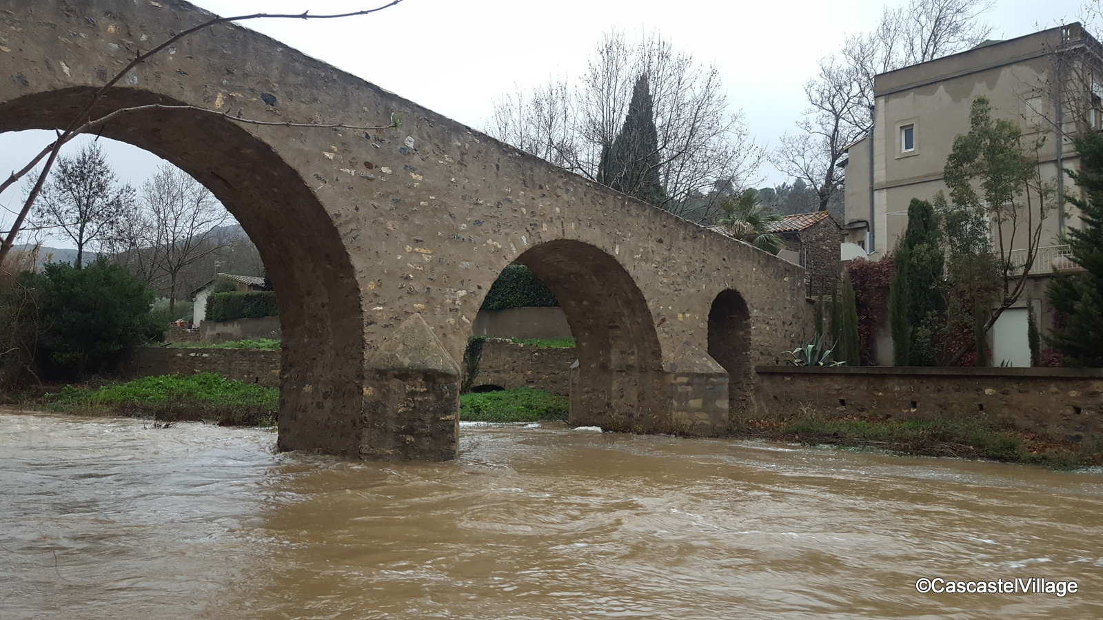 Beaucoup d'eau sous les piles du pont